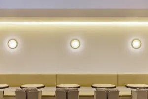 원형 조명이 리듬감을 주는 미니멀 카페 좌석